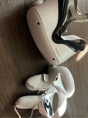 Oculus VR Headset in White with White Controllers